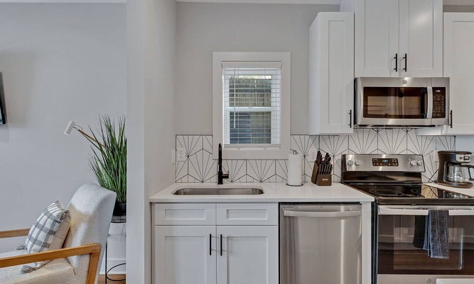 Melrose Cottage | Melrose Mezzo - 5 Mins to Broadway - Rooftop