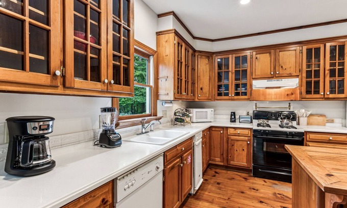 Dawsonville House | Melt away stress in the bubbling hot tub, or enjoy the tranquility of the lake.