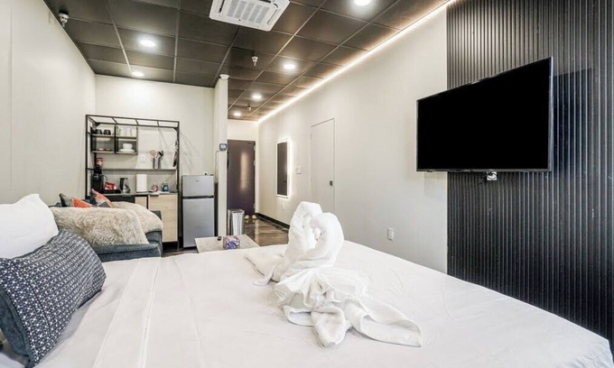 North Oakland Apartment | Melwood Suites Unit 104 Studio