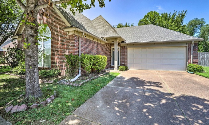 Lakes of Forest Hill House | Memphis House w/Yard 25 Minutes to Beale Street!