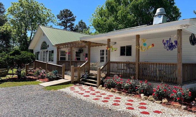 Mentone Bed & Breakfast | Mentone Dreams Suite at The Hatter Cafe' and Country InnnBreakfast included