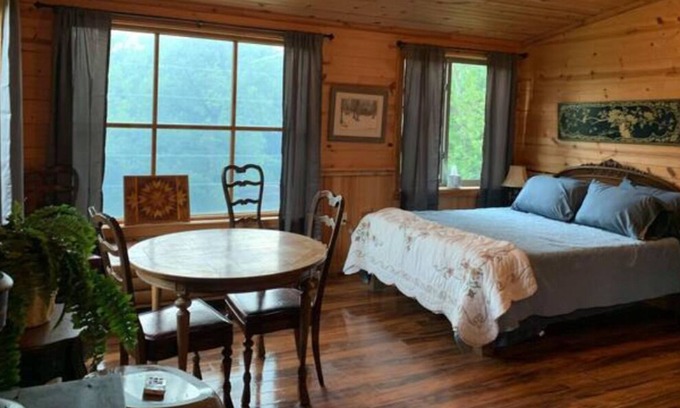 Steelville House | Meramec Riverside Lodge & Retreat-Mark Twain Suite