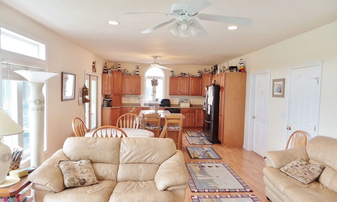 Meredith House | MEREDITH MODERN LAKEFRONT 4 BEDROOM, 2 & 1/2 BATH, HOME W. BEAUTIFUL VIEWS.