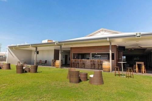 Bowen Hotel | Merinda Village Hotel - Country Pub Stay - Just off Bruce Highway