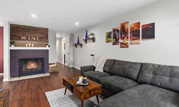 Aloha House | Merlot on Merlo-Wine Country Theme 3 bd 2 bth
