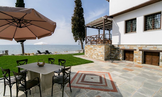 Koropi Apartment | Mermaid Beachfront Semi-Basement Apartment