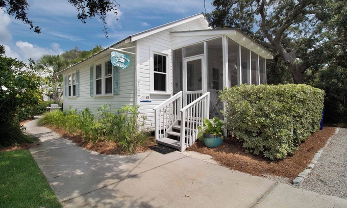 Folly Beach House | Mermaid Retreat 2 Blocks From the Beach! ~Sea Glass Cottage