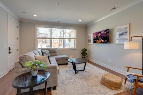 Melrose House | Merry Melrose - Rooftop Patio - 5 Mins to Broadway