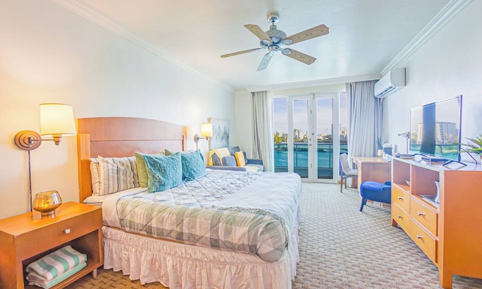 Puerta de Tierra Apartment | Mesmerizing Ocean View King Bed Near Beaches