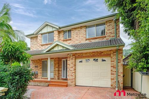 Parramatta House | MetaWise Parramatta Cozy Room with Furniture WiFi