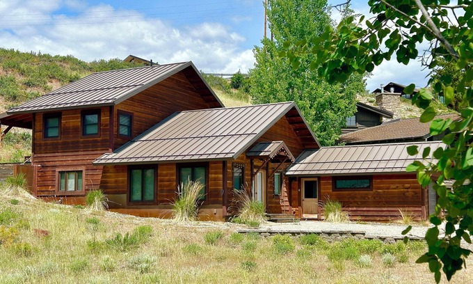 Winthrop House | Methow Valley Dream- Sleeps 4, Walk Across the River to Downtown Winthrop!