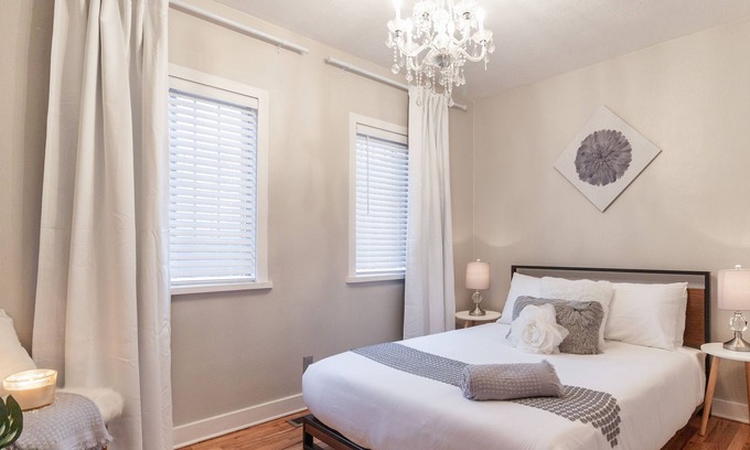 Raynolds Addition House | Metropolitan Mare: Pets + 1GB WiFi + DT Remodel