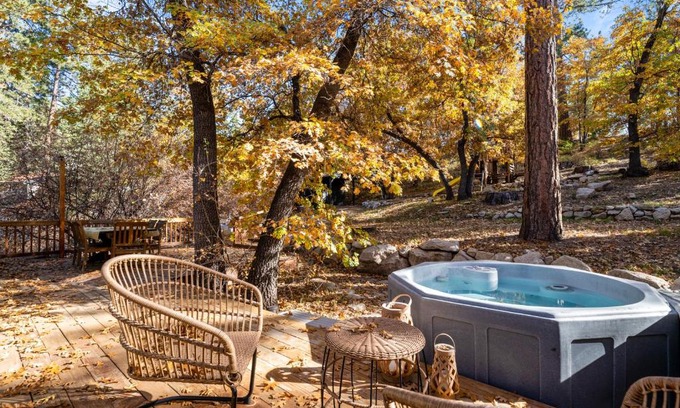 Moonridge House | Mi Casa Es Su Casa - Immerse yourself in a world of modern mountain living!