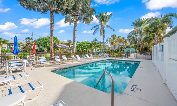 Holmes Beach House | MI Happy Place Sand Dollar 2 | Beach Across St | Pool