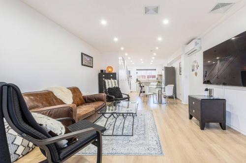 Port Melbourne House | Mia's Place - Victorian Terrace with Modern Comfort