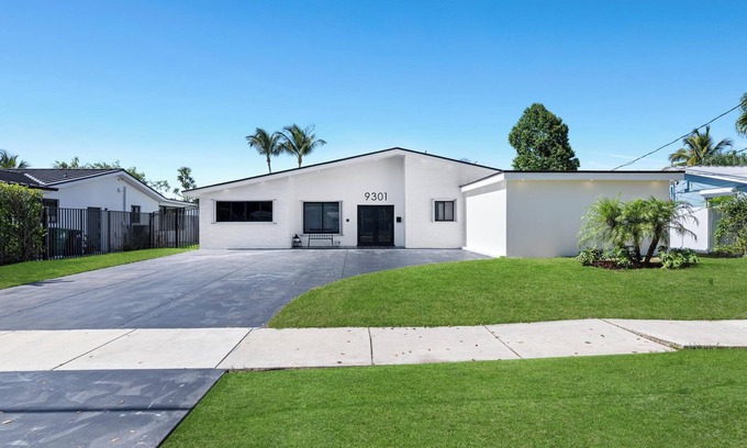 Ludlam House | Miami Blue Lake Beach House w/Theater & Mini Golf!