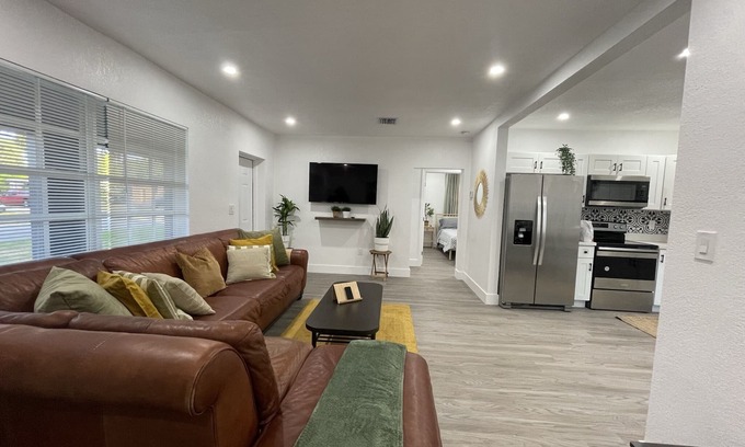 Golden Glades House | Miami Boho Treehouse Centrally Located