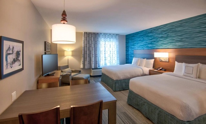 Flagami Hotel | Miami Group Getaway. Two Comfy Studios for 8 Guests, Pool, Breakfast, BBQ