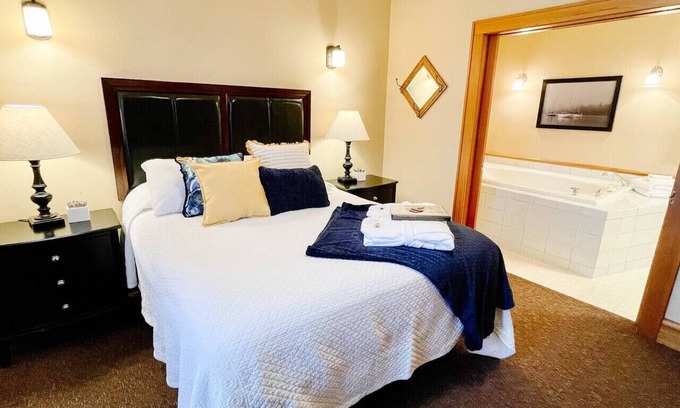 Bayfield Hotel | Michigan Suite @ The Bayfield Guest House