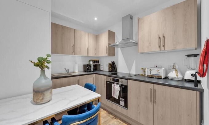 West Ealing Apartment | Micro Chic: Tiny Studio with Functional Desk