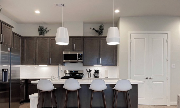 The Fountains House | Mid-Cent-Modern 3-Bed Home Garage WiFi Sugar Land, TX
