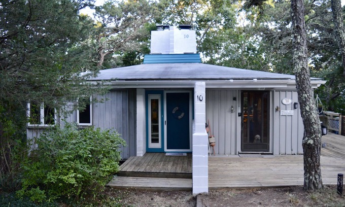 Truro House | MID CENTURY 3 bedroom house on private wooded lot.5 min to beaches