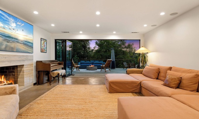 Hollywood Hills House | Mid-Century Gem in Hollywood Hills – Spacious & Private 2.5BD/2.5BA