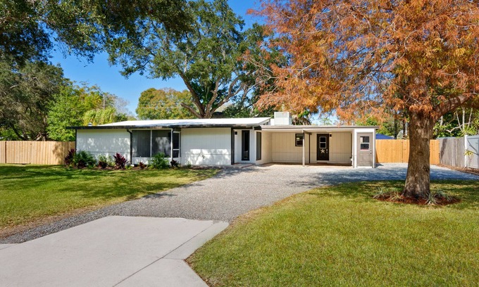 Arlington Park House | Mid-Century Home w/Guesthouse Near Downtown/Siesta Key/SMH