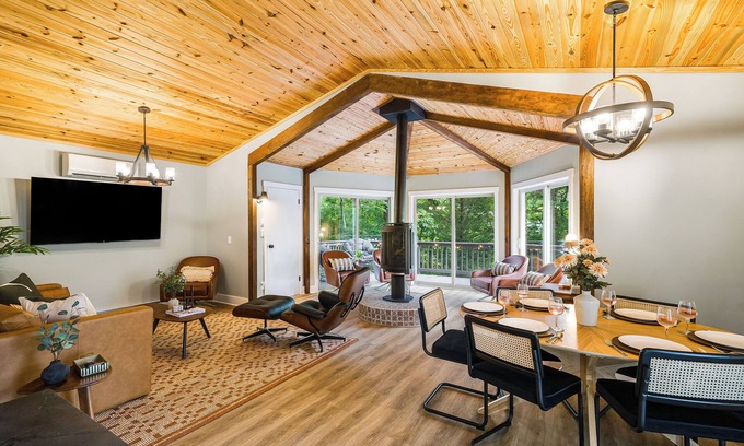 Roseland Cabin | Mid-Century Mountain Cabin w/Hot Tub + Arcade