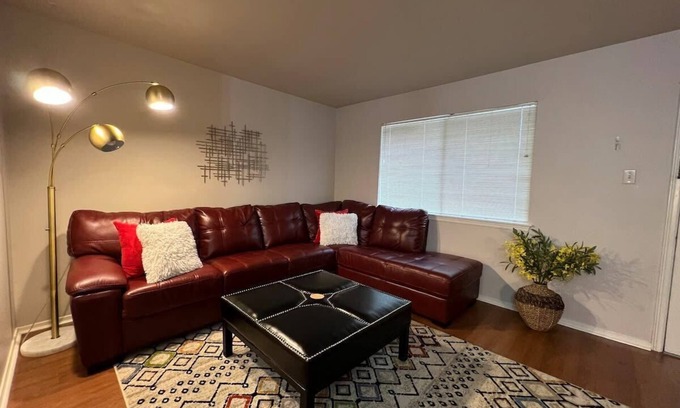 Mid City South Apartment | Mid-City One Bedroom Apartment with King Bed