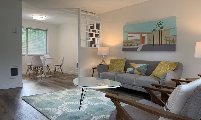 Bethel-Danebo House | Mid Mod Home - 13 Min to Autzen - 6 Min to Airport