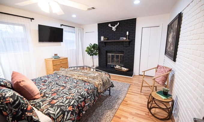 Midtown House | Mid term discounts Stylish 3bd Midtown home