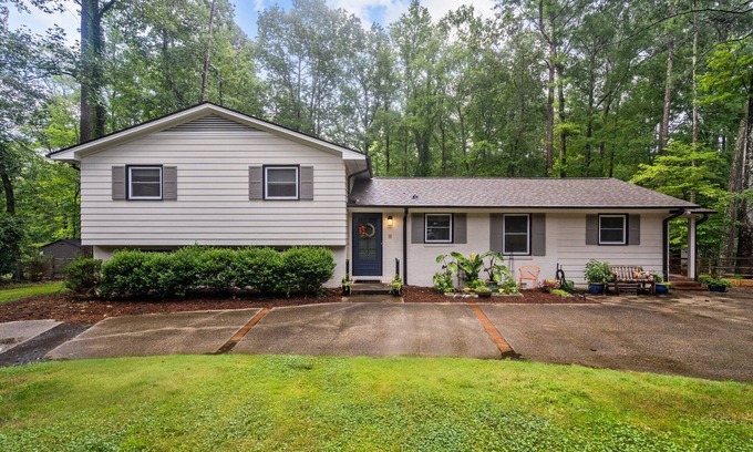 North Garrett Road House | Midcentury Home w/King suites near Duke/Downtown