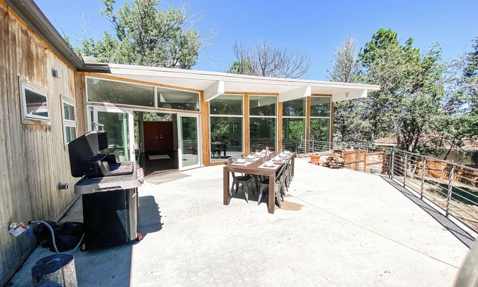 Broadmoor House | Midcentury Mountain Retreat : Minutes to Broadmoorn