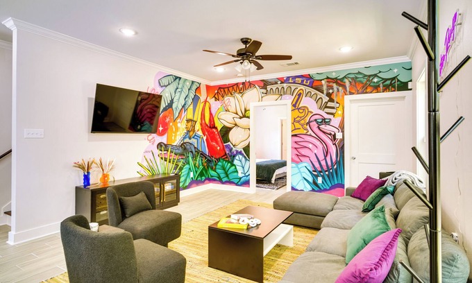 Mid City South House | MidCity Mural House in Baton Rouge: 3 Mi to LSU!