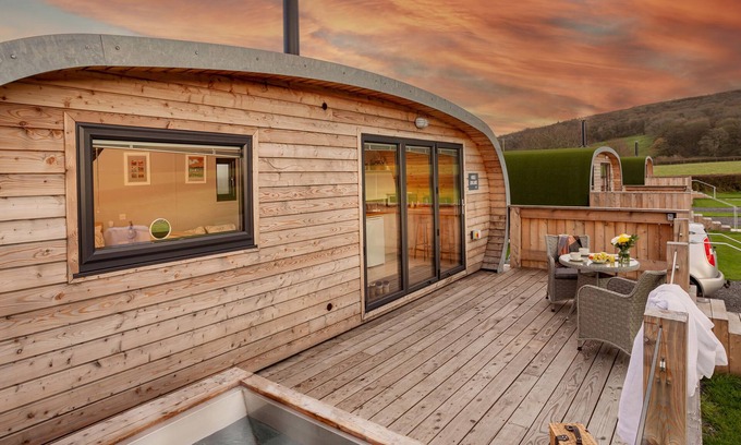 Grange-over-Sands Cottage | MIDDLE LONGLANDS, with hot tub in Cartmel