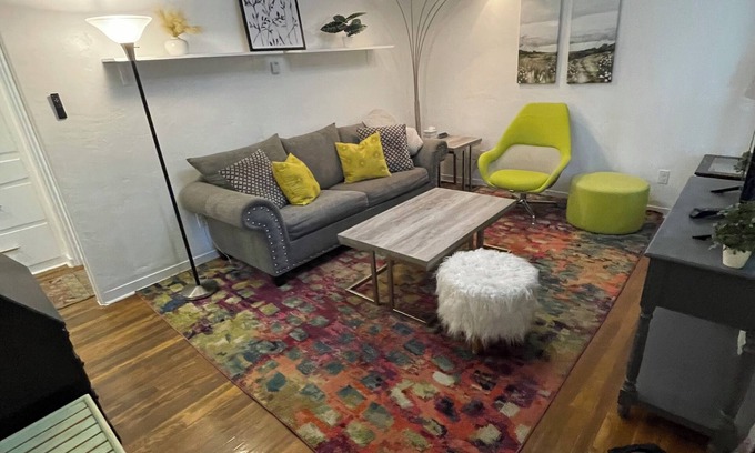 El Prado Apartment | Middle nest - Stylish 1BR – Walk to UNM & Hospitals – w/Parking !