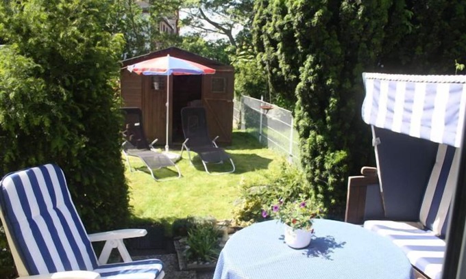 Tossens House | Middle row house near the beach, quiet location but in the middle of life