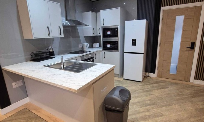 Hull House | Midland Apartment 8