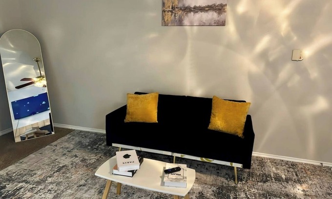 Medical Center District Apartment | Midnight & Gold Retreat/Medical Center & SeaWorld