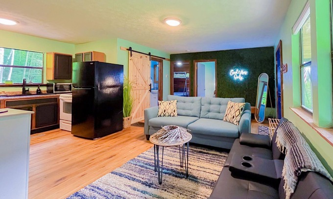 Wellington Cabin | Midnight Hideaway! Perfect Family or Date Night Getaway!