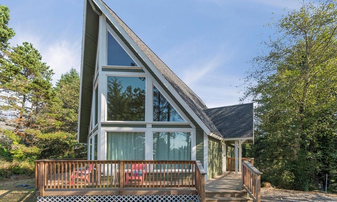 Ocean Park House | MidTerm Only, Pets OK, Walk to Beach (Watch)