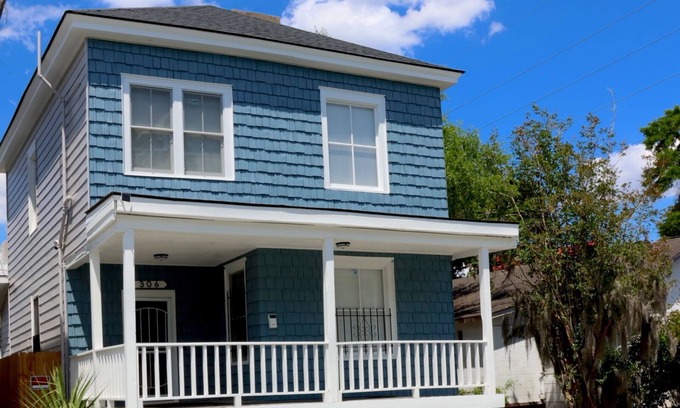 Metropolitan House | Midtown 2 Stories, Elegant & Comfortable, Newly Renovated Historic Home nearSCAD