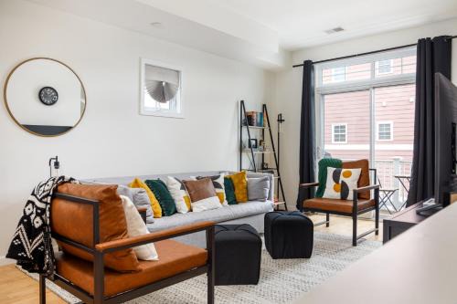 Traverse City Apartment | Midtown Modern - urban condo walkable to bars and beach
