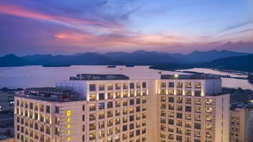 Hangzhou Hotel | Midtown Shangri-La, Hangzhou - around 5 minutes walking distance to West Lake