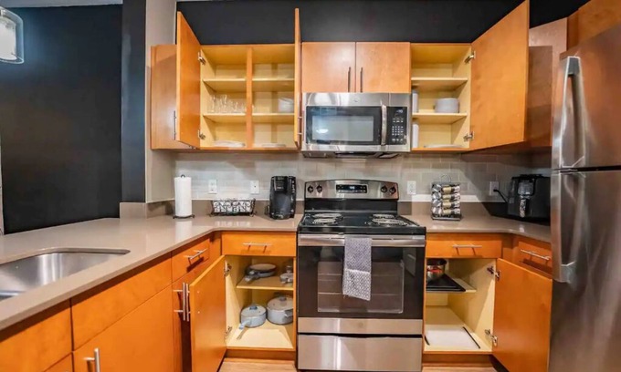 Westside Apartment | Midtown’s “Gatsby’s Place “ /Private Balcony
