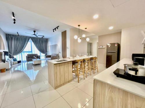 Central District Apartment | Midvalley Mosaic Southkey Muji w 3BR bathtub by Our Stay