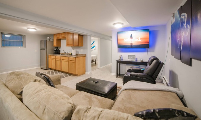 Clearing House | ✈️ 🌏 Midway Airport 2 Bedroom w/ full kitchen 🌏✈️