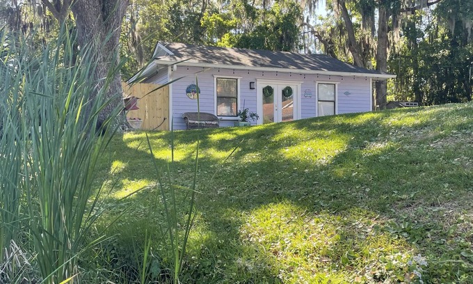 Talahi Island Cottage | Midway between Savannah and Tybee Island.
