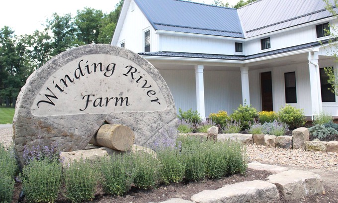 Peninsula House | Midwestern Farm Home Fully Complemented With A Complete And Modern Restoration.